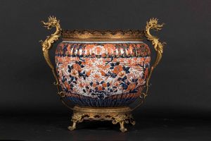 Cachepot in porcellana Imari con decoro floreale e montatura in bronzo con prese a foggia di drago, Giappone, XIX secolo  - Asta Arte Orientale - Associazione Nazionale - Case d'Asta italiane