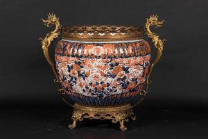 Cachepot in porcellana Imari con decoro floreale e montatura in bronzo con prese a foggia di drago, Giappone, XIX secolo  - Asta Arte Orientale - Associazione Nazionale - Case d'Asta italiane