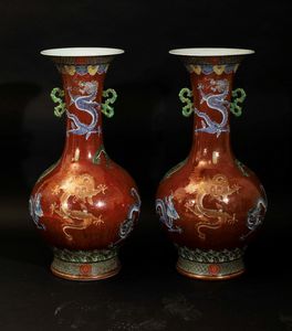 Coppia di grandi vasi a doppia ansa in porcellana a smalti policromi con figure di draghi su fondo rosso, Cina, XX secolo  - Asta Arte Orientale - Associazione Nazionale - Case d'Asta italiane