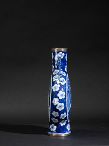 Fiasca in porcellana bianca e blu con anse a foggia di draghetto, scene di vita comune entro riserve e decori floreali, Cina, Dinastia Qing, XIX secolo  - Asta Arte Orientale - Associazione Nazionale - Case d'Asta italiane