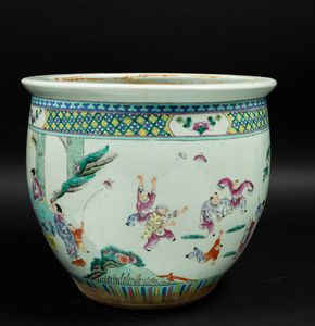Cachepot in porcellana Famiglia Rosa con scene di vita comune e decori floreali entro riserve, Cina, Dinastia Qing, XIX secolo  - Asta Arte Orientale - Associazione Nazionale - Case d'Asta italiane