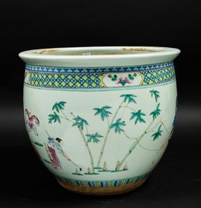 Cachepot in porcellana Famiglia Rosa con scene di vita comune e decori floreali entro riserve, Cina, Dinastia Qing, XIX secolo  - Asta Arte Orientale - Associazione Nazionale - Case d'Asta italiane