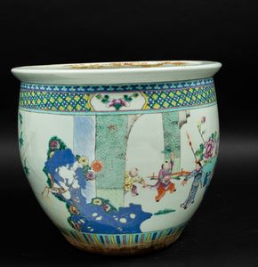 Cachepot in porcellana Famiglia Rosa con scene di vita comune e decori floreali entro riserve, Cina, Dinastia Qing, XIX secolo  - Asta Arte Orientale - Associazione Nazionale - Case d'Asta italiane