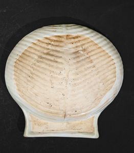 Piccolo piatto a foggia di conchiglia in porcellana Imari con decori floreali, Cina, Dinastia Qing, epoca Kangxi (1662-1722)  - Asta Arte Orientale - Associazione Nazionale - Case d'Asta italiane