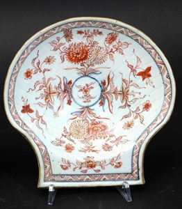 Piccolo piatto a foggia di conchiglia in porcellana Imari con decori floreali, Cina, Dinastia Qing, epoca Kangxi (1662-1722)  - Asta Arte Orientale - Associazione Nazionale - Case d'Asta italiane