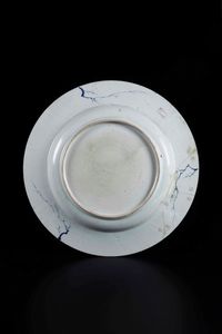 Coppia di piatti in porcellana Imari con soggetti naturalistici e decori floreali, Cina, Dinastia, epoca Kangxi (1662-1722)  - Asta Arte Orientale - Associazione Nazionale - Case d'Asta italiane