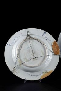 Coppia di piatti in porcellana Imari con soggetti naturalistici e decori floreali, Cina, Dinastia, epoca Kangxi (1662-1722)  - Asta Arte Orientale - Associazione Nazionale - Case d'Asta italiane