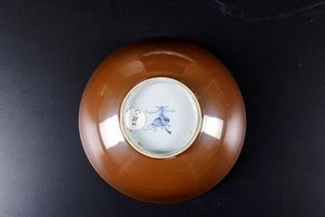 Lotto composto da coppa e piattino in porcellana bianca e blu con decori floreali, Cina, Dinastia Qing, XVII-XVIII secolo  - Asta Arte Orientale - Associazione Nazionale - Case d'Asta italiane