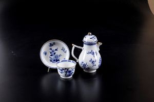 Lotto composto da lattiera e tazzina con piattino in porcellana bianca e blu con decori floreali e profili dorati, Cina, Dinastia Qing, epoca Qianlong (1736-1796)  - Asta Arte Orientale - Associazione Nazionale - Case d'Asta italiane