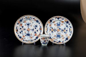 Lotto composto da due piatti e un bicchiere in porcellana Imari con decori floreali, Cina, Dinastia Qing, epoca Kangxi (1662-1722)  - Asta Arte Orientale - Associazione Nazionale - Case d'Asta italiane