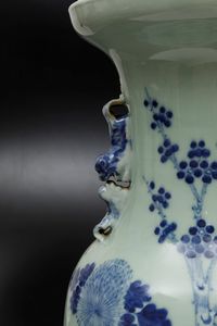 Vaso in porcellana bianca e blu con decoro floreale su fondo Celadon e figure di leoncini a rilievo, Cina, Dinastia Qing, XIX secolo  - Asta Arte Orientale - Associazione Nazionale - Case d'Asta italiane