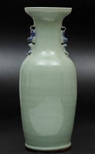 Vaso in porcellana bianca e blu con decoro floreale su fondo Celadon e figure di leoncini a rilievo, Cina, Dinastia Qing, XIX secolo  - Asta Arte Orientale - Associazione Nazionale - Case d'Asta italiane