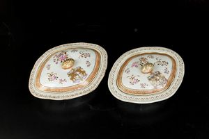 Coppia di portavivande in porcellana Compagnia delle Indie nei toni della Famiglia Rosa con decori floreali e stemmi, Cina, Dinastia Qing, XIX secolo  - Asta Arte Orientale - Associazione Nazionale - Case d'Asta italiane