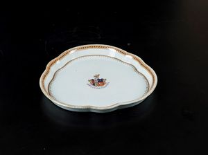 Piatto sagomato in porcellana Compagnia delle Indie nei toni della Famiglia Rosa con decori floreali e stemmi, Cina, Dinastia Qing, XIX secolo  - Asta Arte Orientale - Associazione Nazionale - Case d'Asta italiane