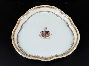 Piatto sagomato in porcellana Compagnia delle Indie nei toni della Famiglia Rosa con decori floreali e stemmi, Cina, Dinastia Qing, XIX secolo  - Asta Arte Orientale - Associazione Nazionale - Case d'Asta italiane