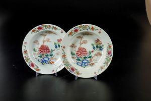 Coppia di piatti in porcellana Famiglia Rosa con peonie e decori floreali, Cina, Dinastia Qing, epoca Qianlong (1736-1796)  - Asta Arte Orientale - Associazione Nazionale - Case d'Asta italiane