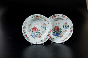 Coppia di piatti in porcellana Famiglia Rosa con peonie e decori floreali, Cina, Dinastia Qing, epoca Qianlong (1736-1796)  - Asta Arte Orientale - Associazione Nazionale - Case d'Asta italiane