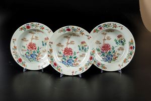 Tre piatti in porcellana Famiglia Rosa con peonie e decori floreali, Cina, Dinastia Qing, epoca Qianlong (1736-1796)  - Asta Arte Orientale - Associazione Nazionale - Case d'Asta italiane