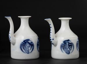 Coppia di versatoi in porcellana bianca e blu con figure di volatili con coppia di coppette, Giappone, periodo Meiji (1868-1912)  - Asta Arte Orientale - Associazione Nazionale - Case d'Asta italiane
