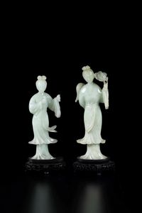 Due sculture in giada Celadon raffiguranti fanciulle con fiore e piccolo vaso, Cina, XX secolo  - Asta Arte Orientale - Associazione Nazionale - Case d'Asta italiane