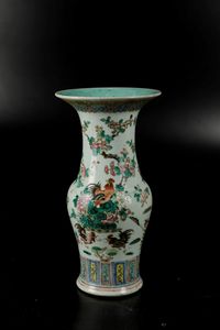 Vaso in porcellana sui toni della Famiglia Rosa raffigurante galli entro paesaggio, Cina, Dinastia Qing, XIX secolo  - Asta Arte Orientale - Associazione Nazionale - Case d'Asta italiane