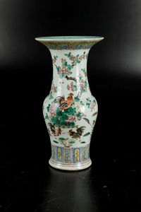 Vaso in porcellana sui toni della Famiglia Rosa raffigurante galli entro paesaggio, Cina, Dinastia Qing, XIX secolo  - Asta Arte Orientale - Associazione Nazionale - Case d'Asta italiane