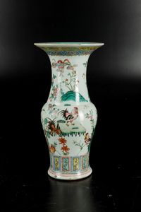 Vaso in porcellana sui toni della Famiglia Rosa raffigurante galli entro paesaggio, Cina, Dinastia Qing, XIX secolo  - Asta Arte Orientale - Associazione Nazionale - Case d'Asta italiane