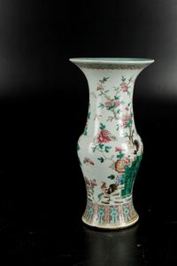 Vaso in porcellana sui toni della Famiglia Rosa raffigurante galli entro paesaggio e decori floreali, Cina, Dinastia Qing, XIX secolo  - Asta Arte Orientale - Associazione Nazionale - Case d'Asta italiane