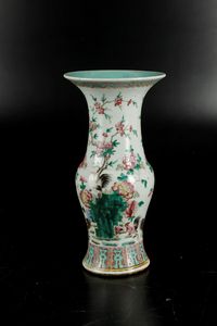 Vaso in porcellana sui toni della Famiglia Rosa raffigurante galli entro paesaggio e decori floreali, Cina, Dinastia Qing, XIX secolo  - Asta Arte Orientale - Associazione Nazionale - Case d'Asta italiane