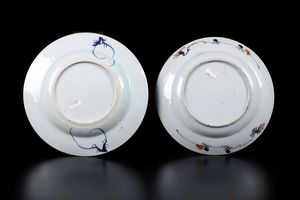 Due piatti in porcellana Imari con decori floreali e soggetto naturalistico, Cina, Dinastia Qing, epoca Qianlong (1736-1796)  - Asta Arte Orientale - Associazione Nazionale - Case d'Asta italiane
