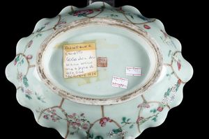 Alzata in porcellana sui toni della Famiglia Rosa con decori floreali, Cina, Dinastia Qing, XIX secolo  - Asta Arte Orientale - Associazione Nazionale - Case d'Asta italiane