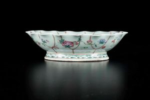 Alzata in porcellana sui toni della Famiglia Rosa con decori floreali, Cina, Dinastia Qing, XIX secolo  - Asta Arte Orientale - Associazione Nazionale - Case d'Asta italiane