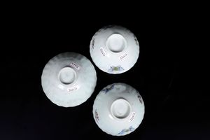 Tre piccole ciotole in porcellana con decoro di farfalle e uccellini tra i rami, Cina, Dinastia Qing, XIX secolo  - Asta Arte Orientale - Associazione Nazionale - Case d'Asta italiane