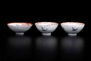 Tre piccole ciotole in porcellana con decoro di farfalle e uccellini tra i rami, Cina, Dinastia Qing, XIX secolo  - Asta Arte Orientale - Associazione Nazionale - Case d'Asta italiane