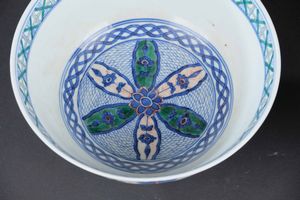 Coppia di ciotole in porcellana Famiglia Verde con figure di saggi entro riserve, Cina, Dinastia Qing, XIX secolo  - Asta Arte Orientale - Associazione Nazionale - Case d'Asta italiane