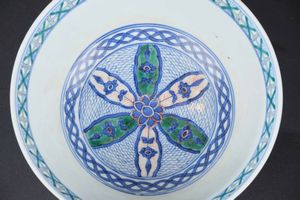 Coppia di ciotole in porcellana Famiglia Verde con figure di saggi entro riserve, Cina, Dinastia Qing, XIX secolo  - Asta Arte Orientale - Associazione Nazionale - Case d'Asta italiane