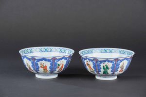 Coppia di ciotole in porcellana Famiglia Verde con figure di saggi entro riserve, Cina, Dinastia Qing, XIX secolo  - Asta Arte Orientale - Associazione Nazionale - Case d'Asta italiane