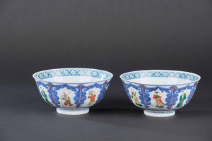 Coppia di ciotole in porcellana Famiglia Verde con figure di saggi entro riserve, Cina, Dinastia Qing, XIX secolo  - Asta Arte Orientale - Associazione Nazionale - Case d'Asta italiane