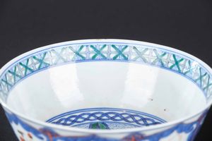 Coppia di ciotole in porcellana Famiglia Verde con figure di saggi entro riserve, Cina, Dinastia Qing, XIX secolo  - Asta Arte Orientale - Associazione Nazionale - Case d'Asta italiane