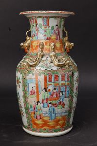 Vaso in porcellana Famiglia Rosa con decori floreali, scene di vita comune entro riserve, figure di draghetto e di leoncino a rilievo, Cina, Canton, Dinastia Qing, XIX secolo  - Asta Arte Orientale - Associazione Nazionale - Case d'Asta italiane
