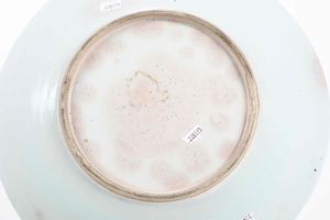 Piatto in porcellana monocroma Celadon con sfumature lavanda, Cina, Dinastia Qing, XVIII secolo  - Asta Arte Orientale - Associazione Nazionale - Case d'Asta italiane