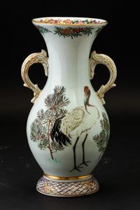Vaso in porcellana a doppia ansa con lumeggiature in color oro e figure di gru entro paesaggio, Giappone, periodo Meiji (1868-1912)  - Asta Arte Orientale - Associazione Nazionale - Case d'Asta italiane