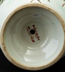 Vaso in porcellana a doppia ansa con lumeggiature in color oro e figure di gru entro paesaggio, Giappone, periodo Meiji (1868-1912)  - Asta Arte Orientale - Associazione Nazionale - Case d'Asta italiane