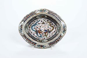 Portavivande in porcellana con coperchio, figure di draghi tra le nuvole e soggetti naturalistici entro riserve, Cina, Dinastia Qing, XIX secolo  - Asta Arte Orientale - Associazione Nazionale - Case d'Asta italiane