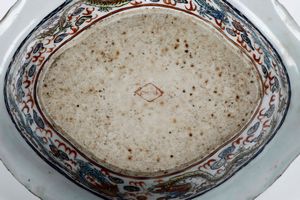 Portavivande in porcellana con coperchio, figure di draghi tra le nuvole e soggetti naturalistici entro riserve, Cina, Dinastia Qing, XIX secolo  - Asta Arte Orientale - Associazione Nazionale - Case d'Asta italiane