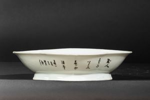 Piccola alzata in porcellana Famiglia Rosa con fanciulle entro paesaggio e iscrizione, Cina, Dinastia Qing, XIX secolo  - Asta Arte Orientale - Associazione Nazionale - Case d'Asta italiane