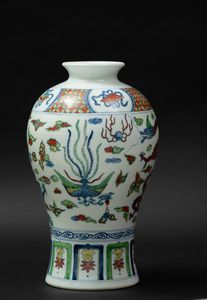 Vaso in porcellana a smalti Ducai con draghi tra le nuvole e soggetti naturalistici entro riserve, Cina, Dinastia Qing, XIX secolo  - Asta Arte Orientale - Associazione Nazionale - Case d'Asta italiane