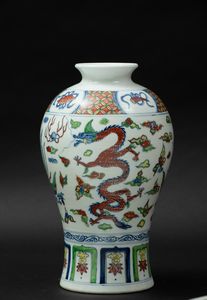 Vaso in porcellana a smalti Ducai con draghi tra le nuvole e soggetti naturalistici entro riserve, Cina, Dinastia Qing, XIX secolo  - Asta Arte Orientale - Associazione Nazionale - Case d'Asta italiane