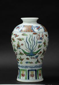 Vaso in porcellana a smalti Ducai con draghi tra le nuvole e soggetti naturalistici entro riserve, Cina, Dinastia Qing, XIX secolo  - Asta Arte Orientale - Associazione Nazionale - Case d'Asta italiane