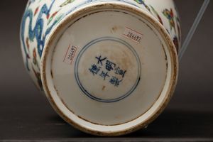 Vaso in porcellana a smalti Ducai con draghi tra le nuvole e soggetti naturalistici entro riserve, Cina, Dinastia Qing, XIX secolo  - Asta Arte Orientale - Associazione Nazionale - Case d'Asta italiane